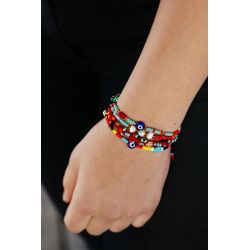 Bracelet multirangs perles multicolore femme porté