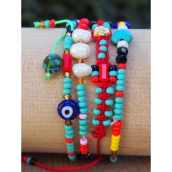 Détail bracelet multirangs perles multicolore