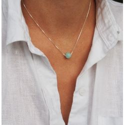 Collier en argent pierre hématite turquoise - femme chemise blanche