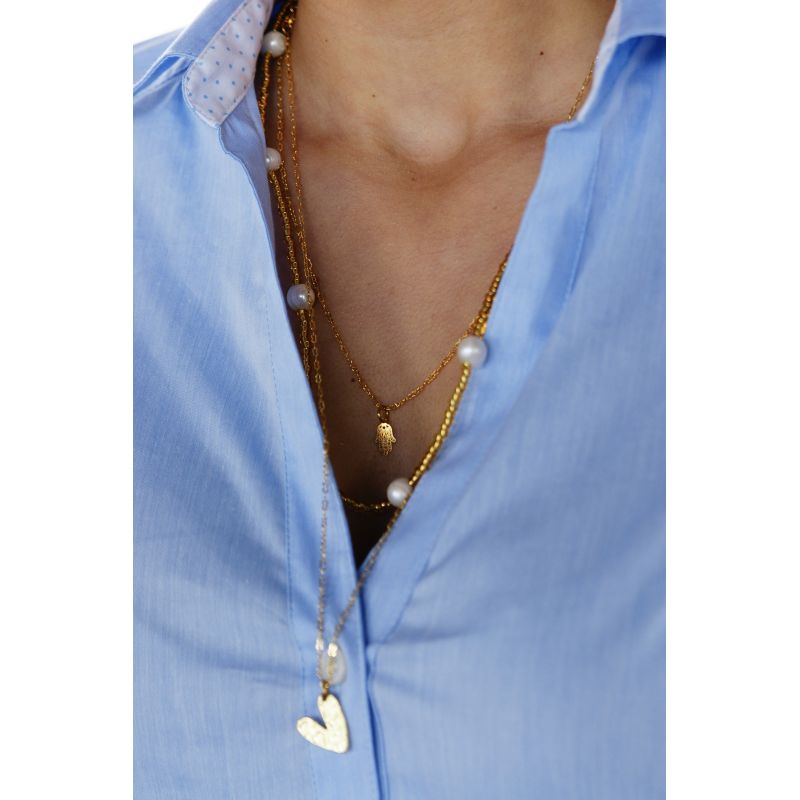 Collier triple chaîne doré perles et pendentifs porté