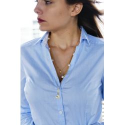 Collier triple chaîne doré perles et pendentifs femme avec chemise bleue